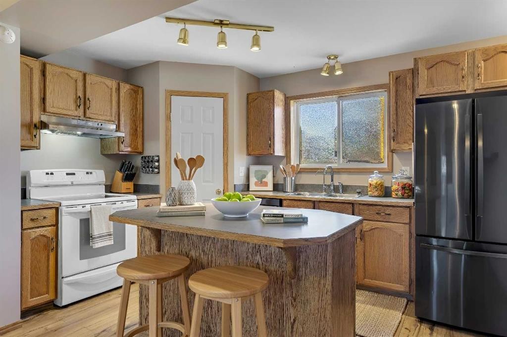 87 Coventry Road Ne, Calgary, AB - Indoor Photo Showing Kitchen