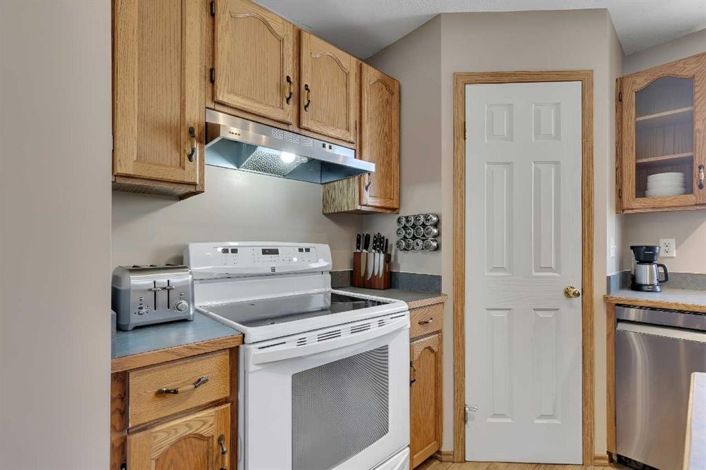 87 Coventry Road Ne, Calgary, AB - Indoor Photo Showing Kitchen
