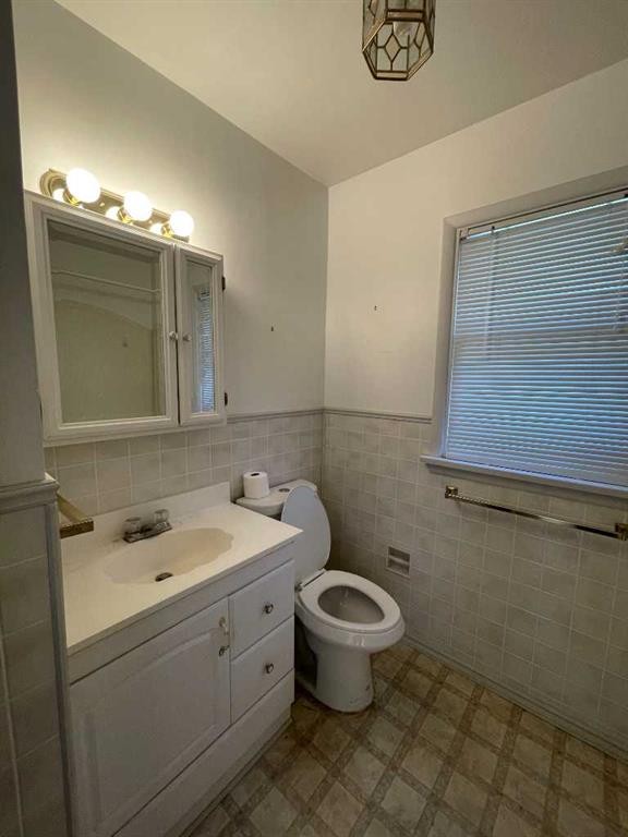 2424 17 Avenue Sw, Calgary, AB - Indoor Photo Showing Bathroom