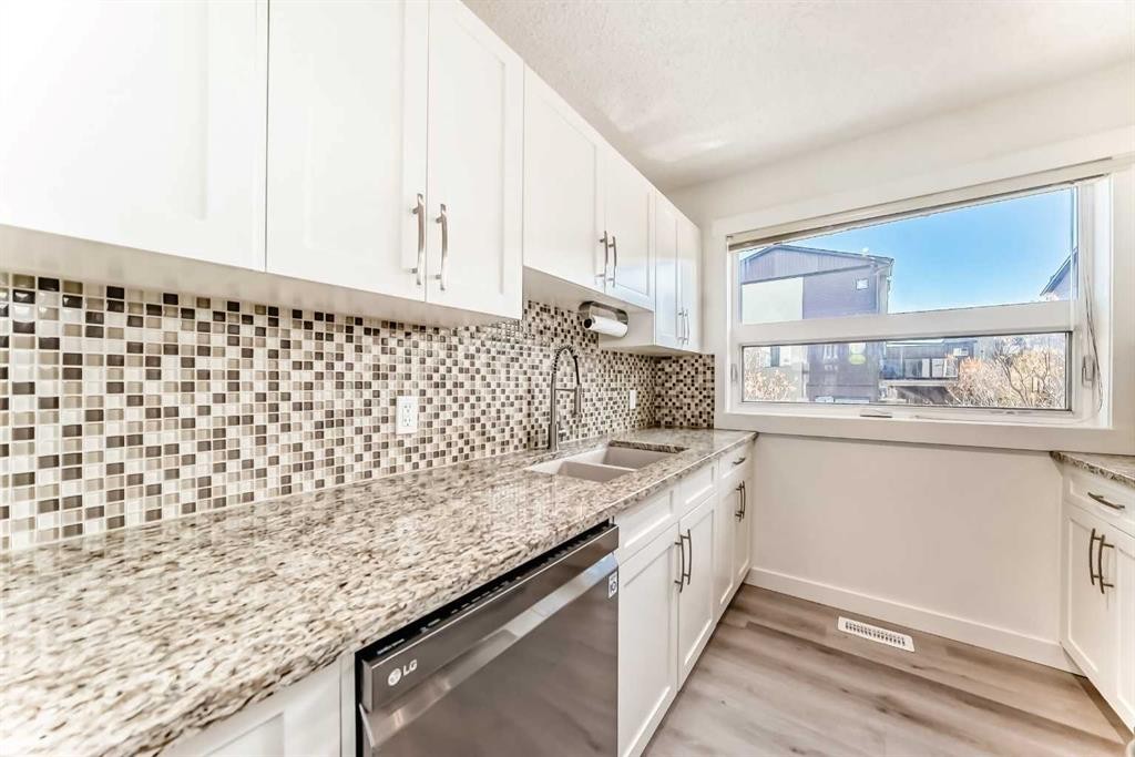 418 Covecreek Circle Ne, Calgary, AB - Indoor Photo Showing Kitchen With Double Sink With Upgraded Kitchen