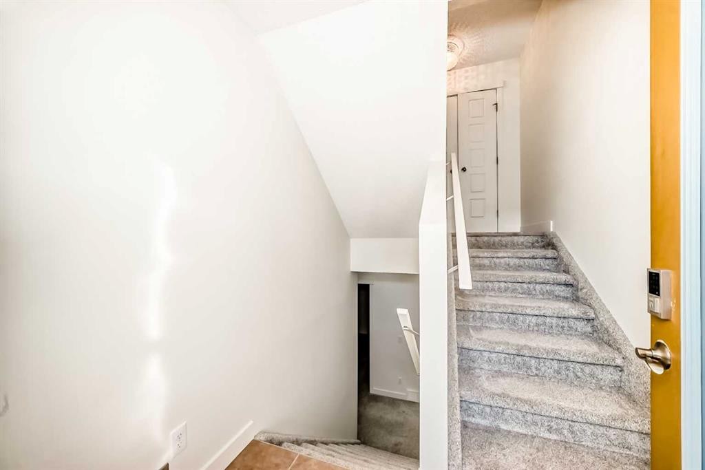 418 Covecreek Circle Ne, Calgary, AB - Indoor Photo Showing Other Room