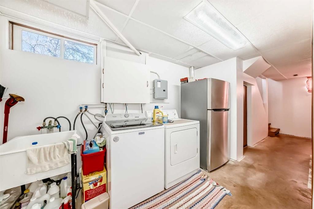 9 Maple Place, Strathmore, AB - Indoor Photo Showing Laundry Room