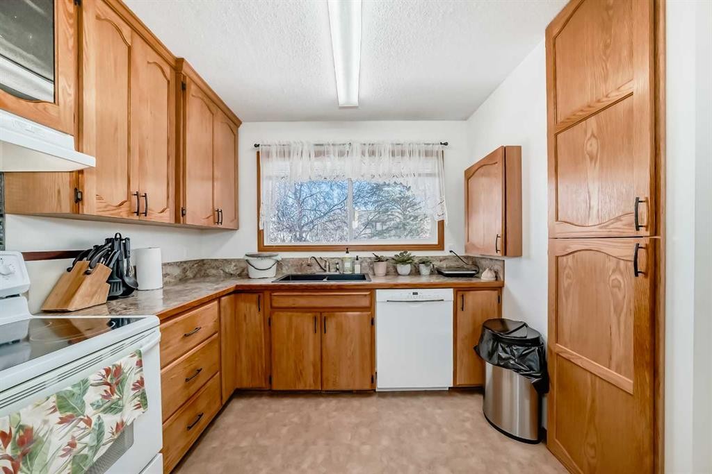 9 Maple Place, Strathmore, AB - Indoor Photo Showing Kitchen