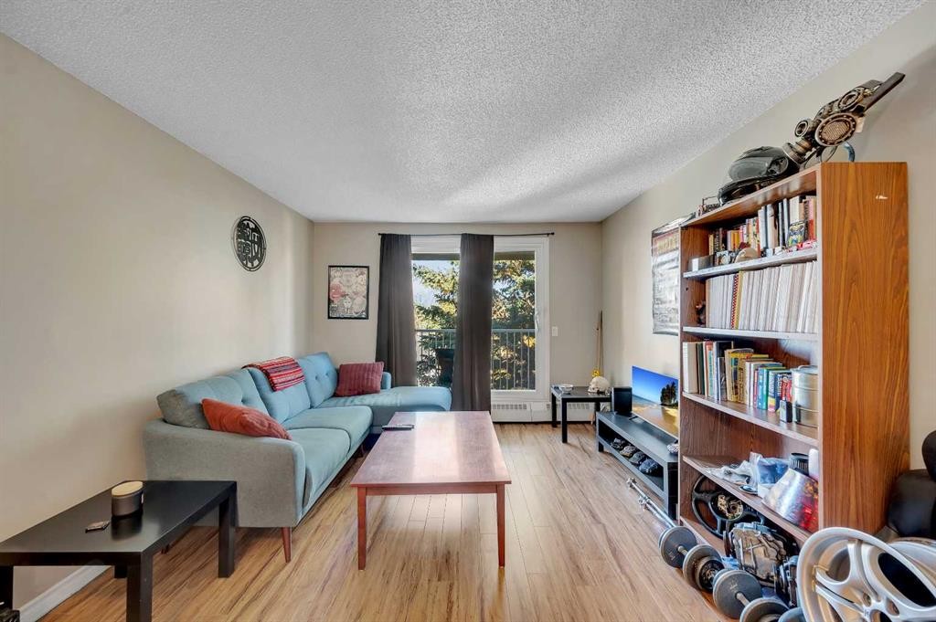 307-110 20 Avenue Ne, Calgary, AB - Indoor Photo Showing Living Room