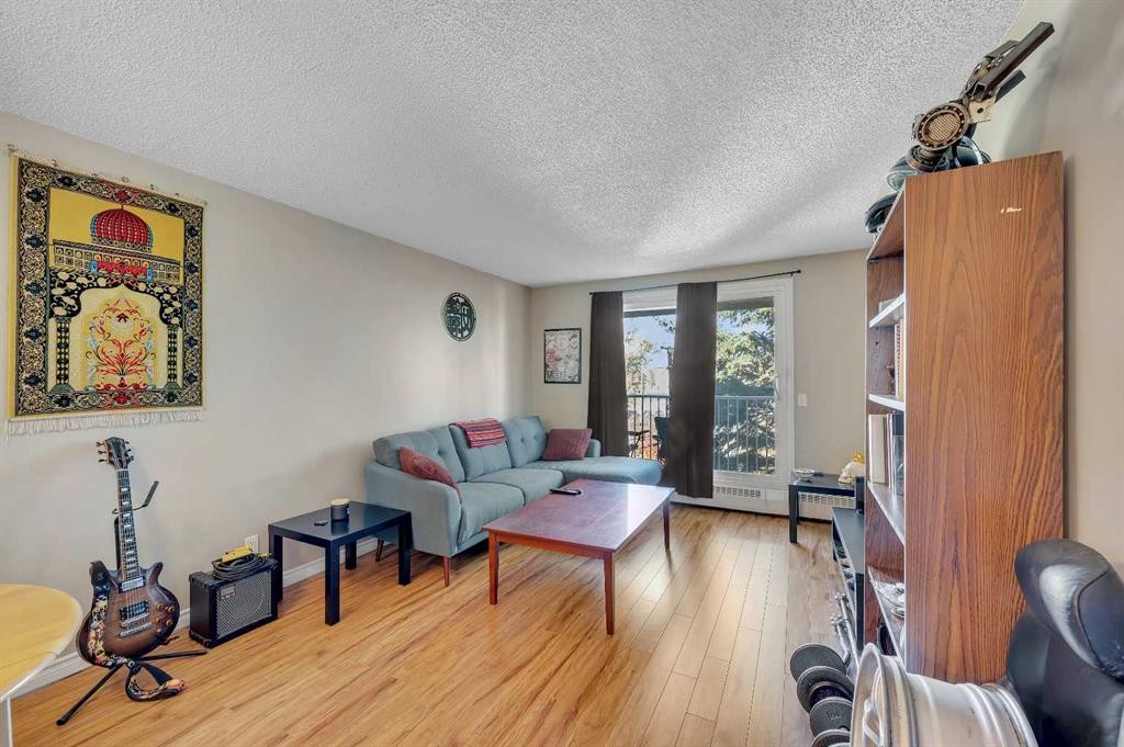 307-110 20 Avenue Ne, Calgary, AB - Indoor Photo Showing Living Room