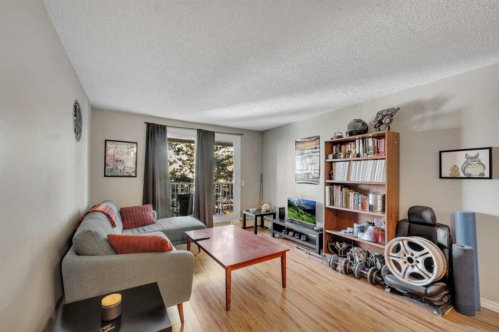 307-110 20 Avenue Ne, Calgary, AB - Indoor Photo Showing Living Room