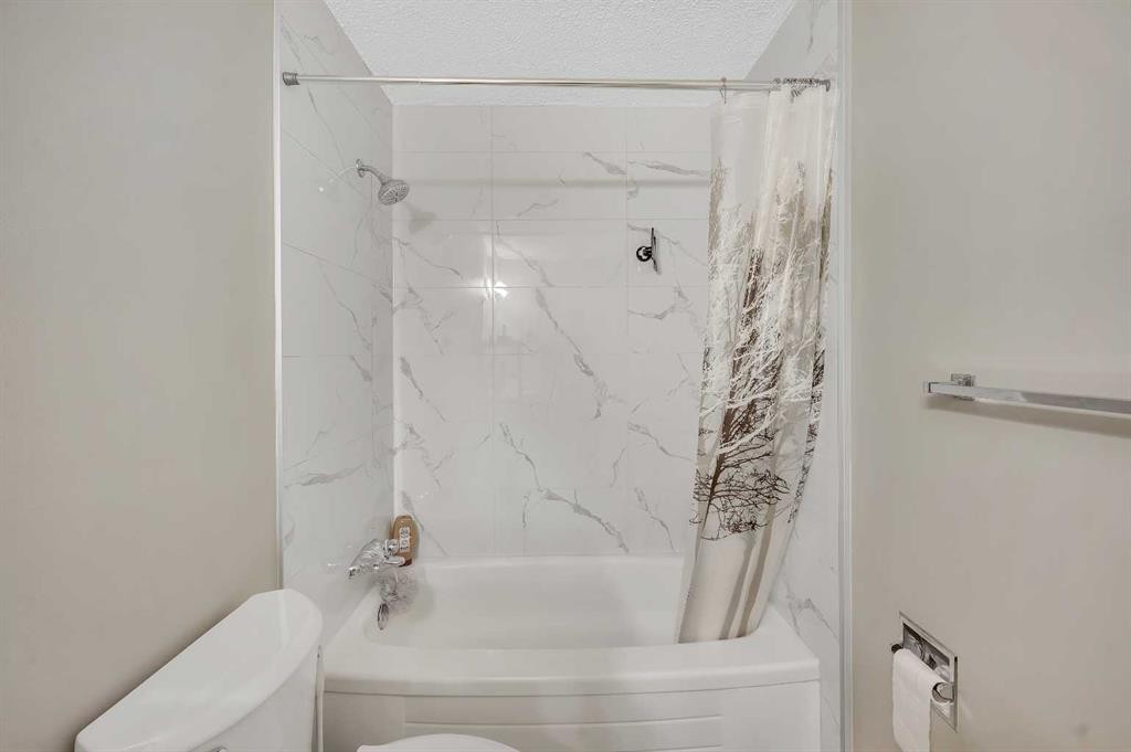 307-110 20 Avenue Ne, Calgary, AB - Indoor Photo Showing Bathroom