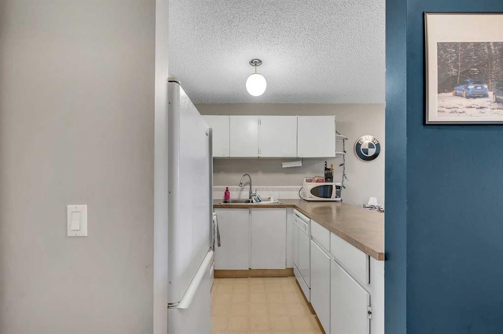 307-110 20 Avenue Ne, Calgary, AB - Indoor Photo Showing Kitchen With Double Sink