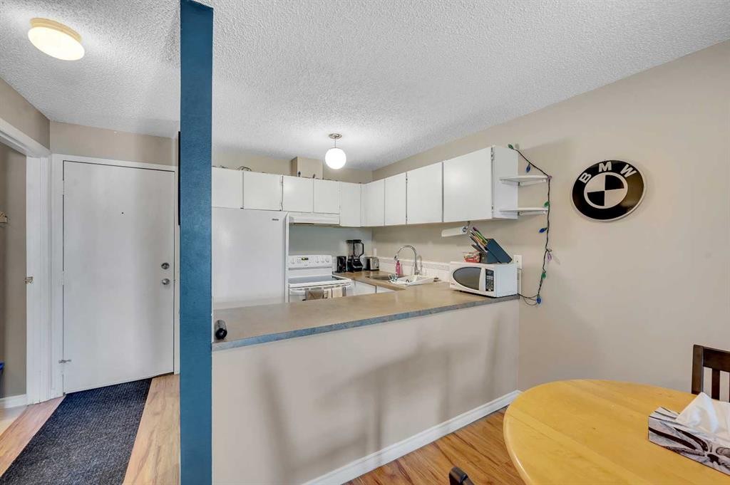 307-110 20 Avenue Ne, Calgary, AB - Indoor Photo Showing Kitchen