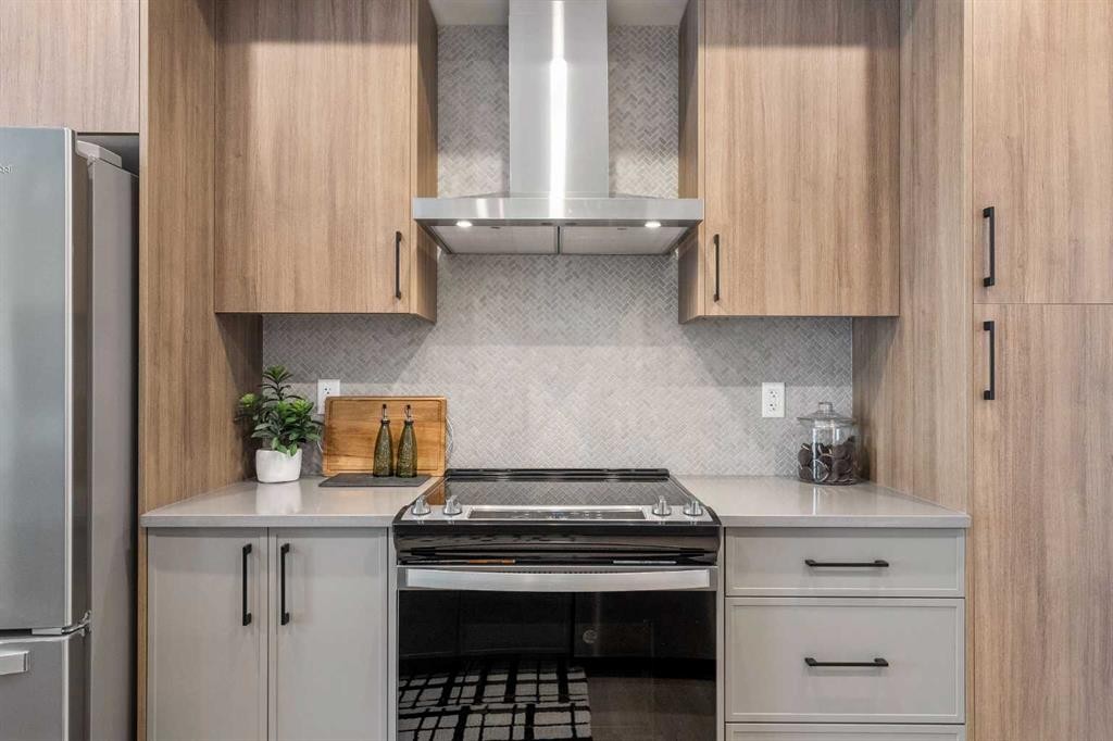 4102-100 Banister Drive, Okotoks, AB - Indoor Photo Showing Kitchen With Upgraded Kitchen