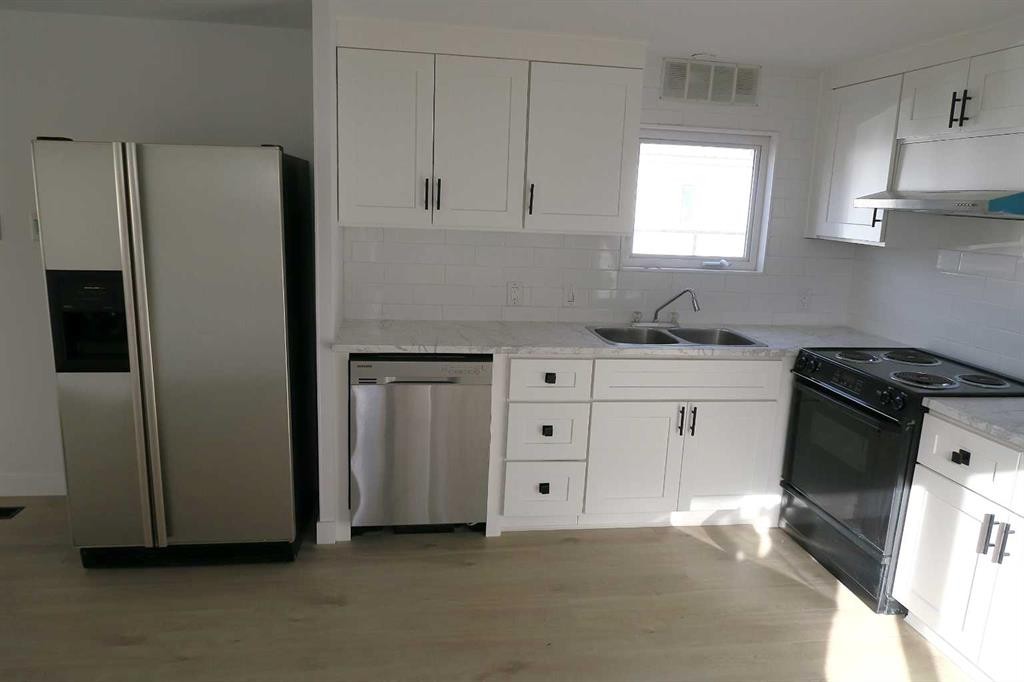 817 Bayview Road, Strathmore, AB - Indoor Photo Showing Kitchen With Double Sink