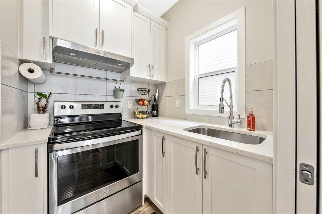 240 Lucas Crescent Nw, Calgary, AB - Indoor Photo Showing Kitchen With Upgraded Kitchen