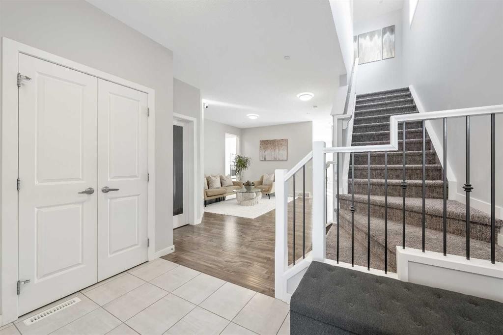 240 Lucas Crescent Nw, Calgary, AB - Indoor Photo Showing Other Room