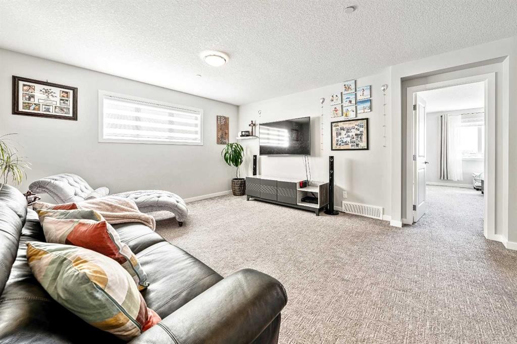 240 Lucas Crescent Nw, Calgary, AB - Indoor
