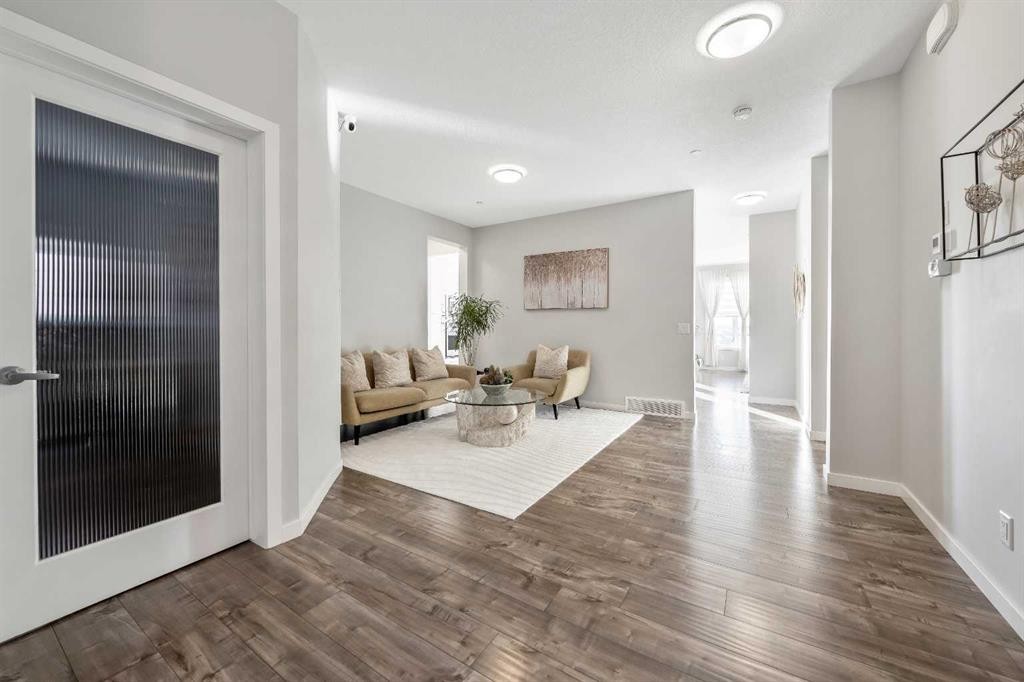 240 Lucas Crescent Nw, Calgary, AB - Indoor
