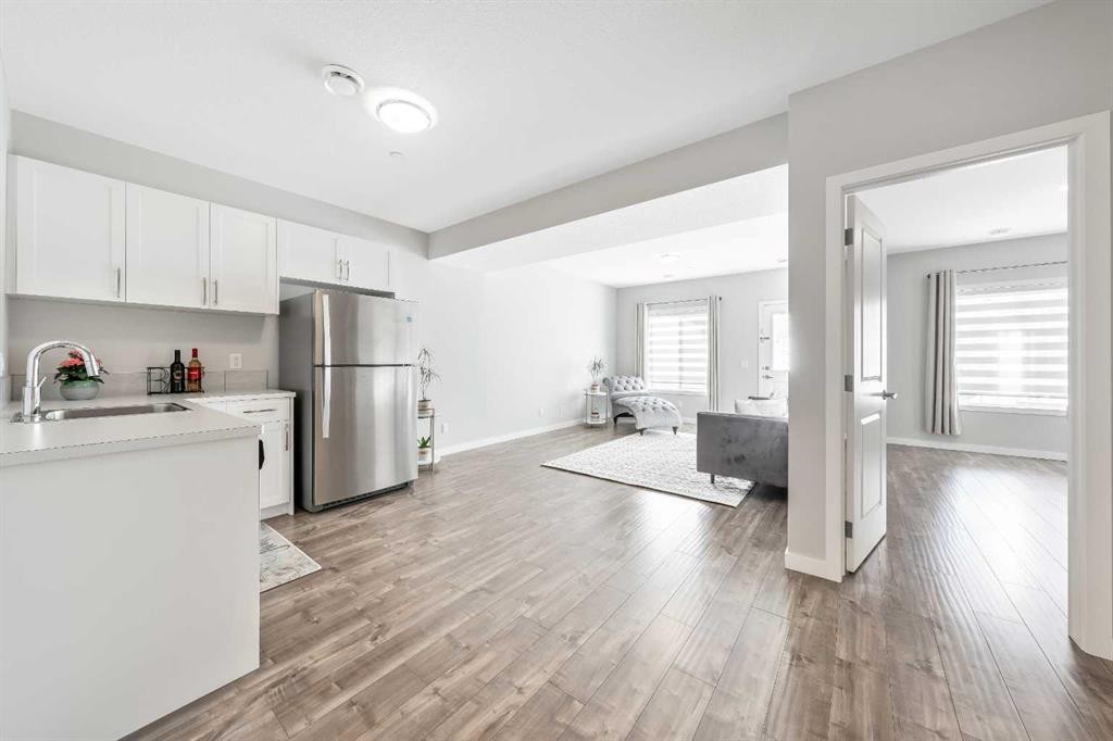 240 Lucas Crescent Nw, Calgary, AB - Indoor Photo Showing Kitchen
