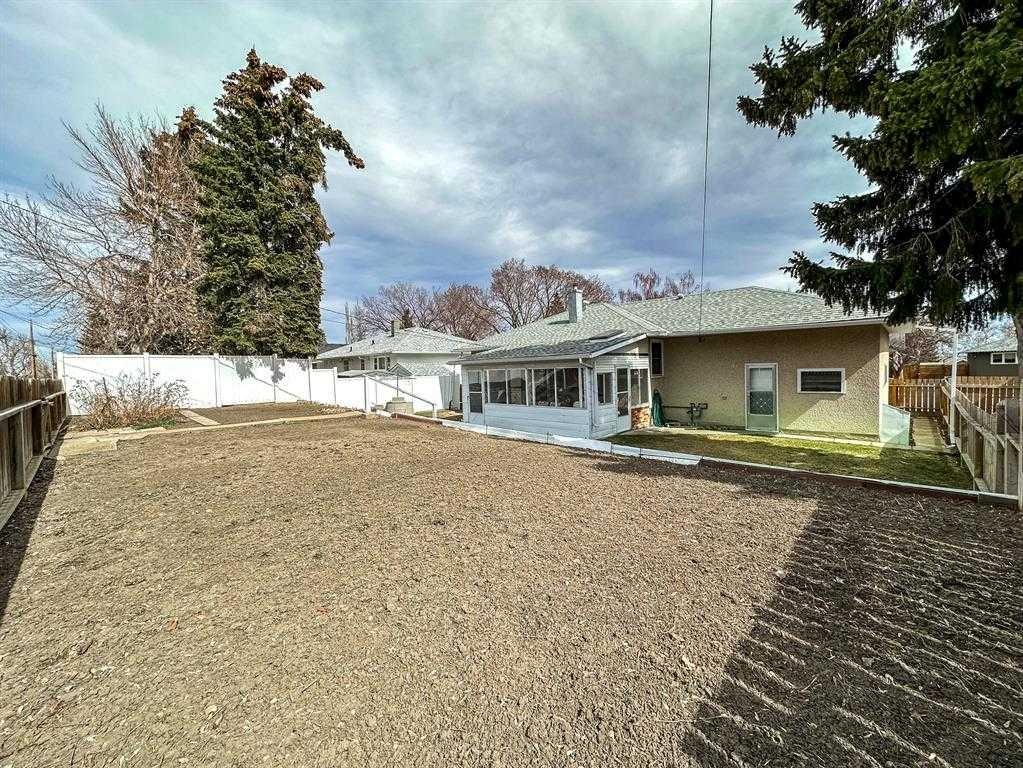 91 Holly Street Nw, Calgary, AB - Outdoor