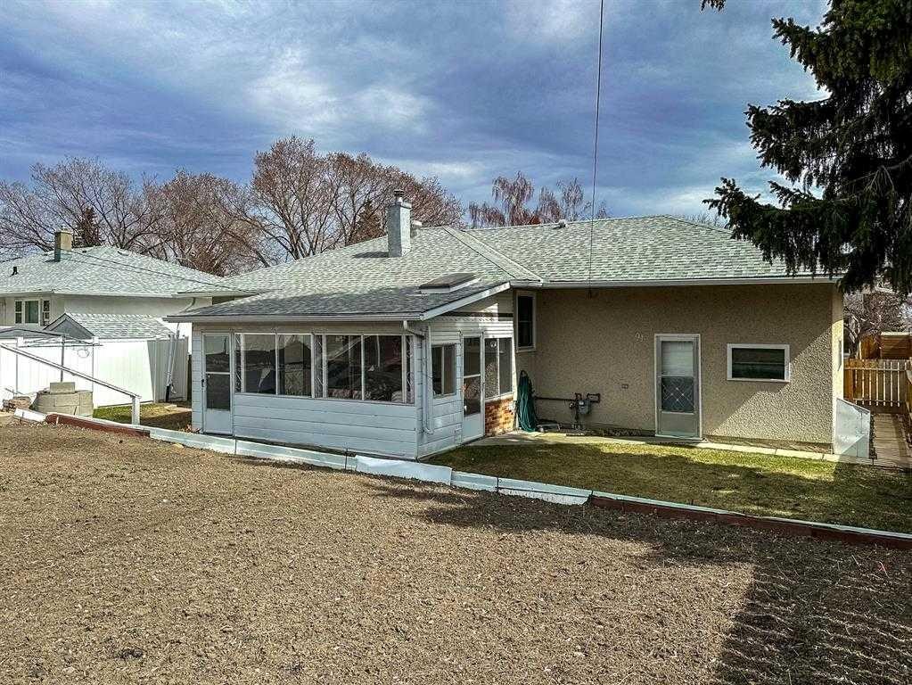 91 Holly Street Nw, Calgary, AB - Outdoor