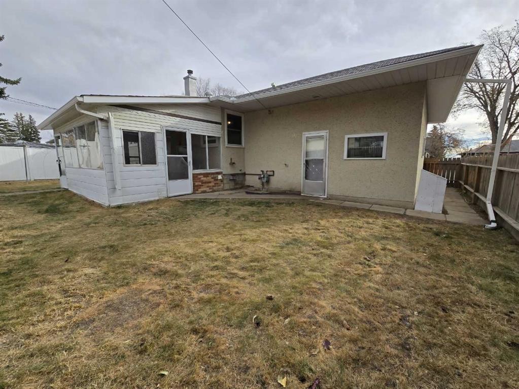 91 Holly Street Nw, Calgary, AB - Outdoor