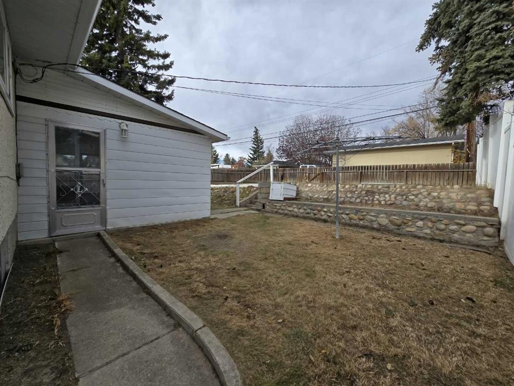 91 Holly Street Nw, Calgary, AB - Outdoor