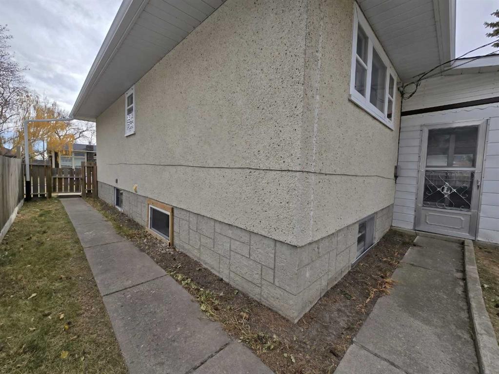 91 Holly Street Nw, Calgary, AB - Outdoor With Exterior