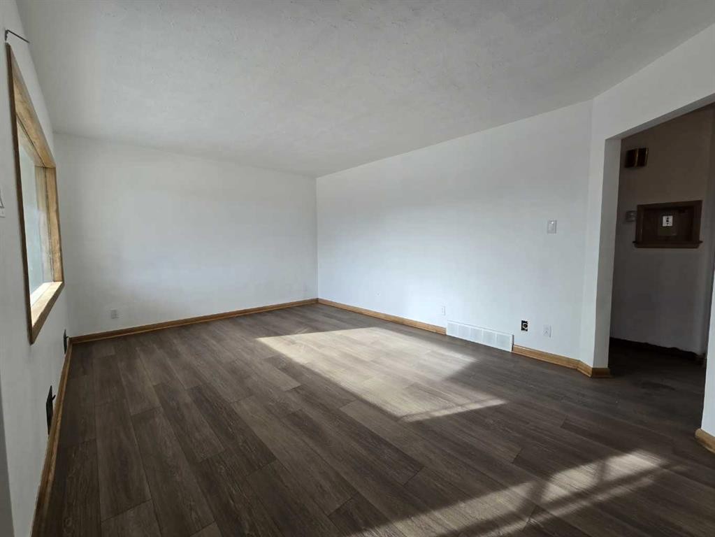 91 Holly Street Nw, Calgary, AB - Indoor Photo Showing Other Room