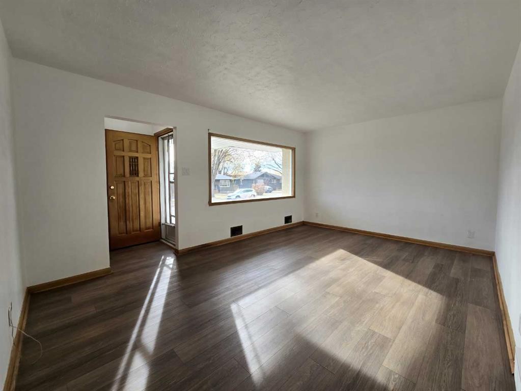 91 Holly Street Nw, Calgary, AB - Indoor Photo Showing Other Room