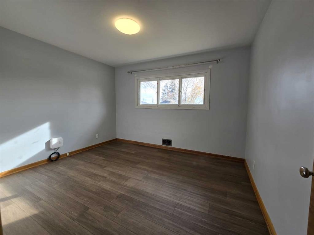 91 Holly Street Nw, Calgary, AB - Indoor Photo Showing Other Room
