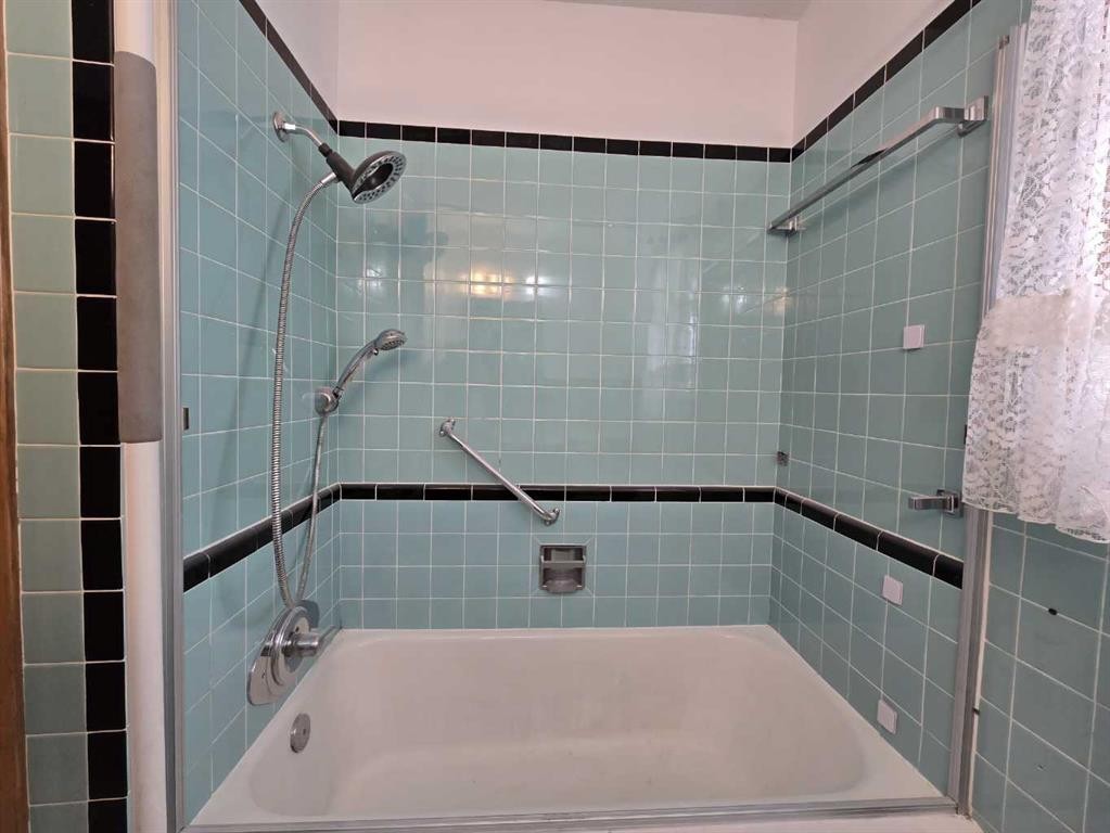 91 Holly Street Nw, Calgary, AB - Indoor Photo Showing Bathroom