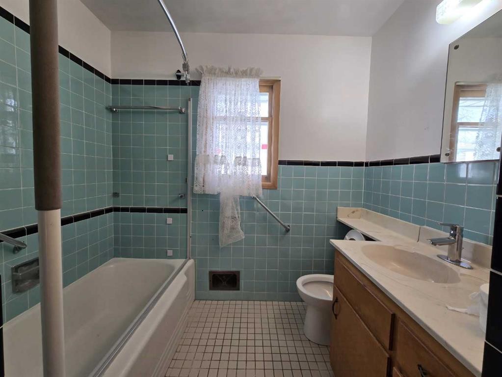 91 Holly Street Nw, Calgary, AB - Indoor Photo Showing Bathroom