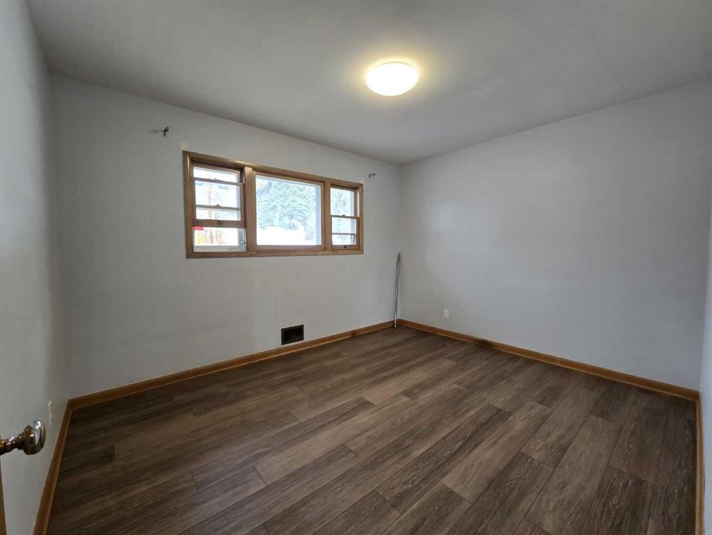 91 Holly Street Nw, Calgary, AB - Indoor Photo Showing Other Room