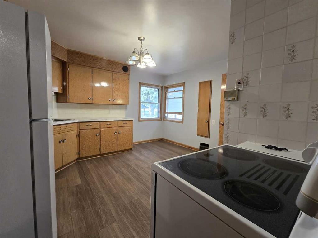 91 Holly Street Nw, Calgary, AB - Indoor Photo Showing Kitchen