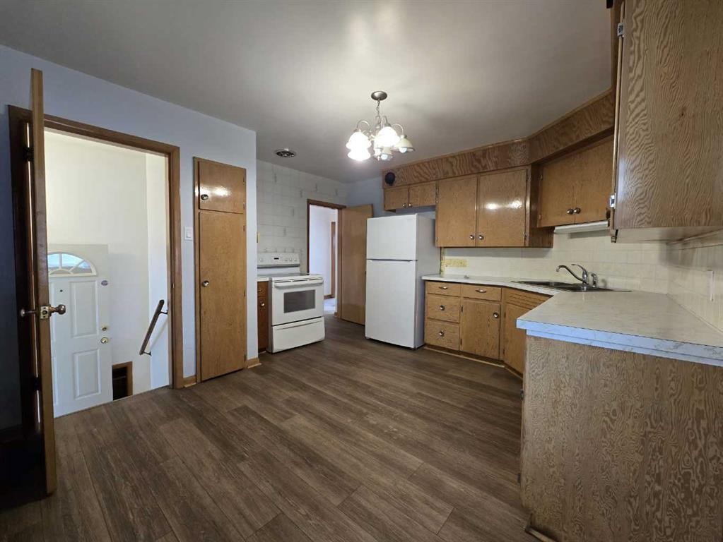 91 Holly Street Nw, Calgary, AB - Indoor Photo Showing Kitchen With Double Sink