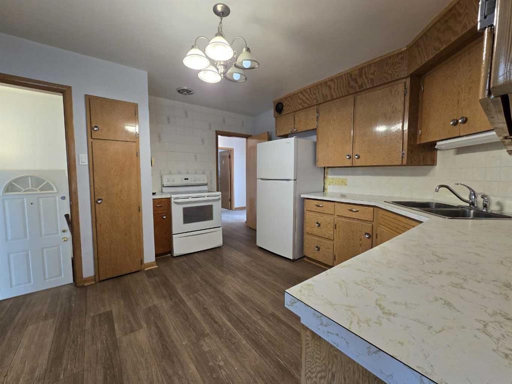 91 Holly Street Nw, Calgary, AB - Indoor Photo Showing Kitchen With Double Sink