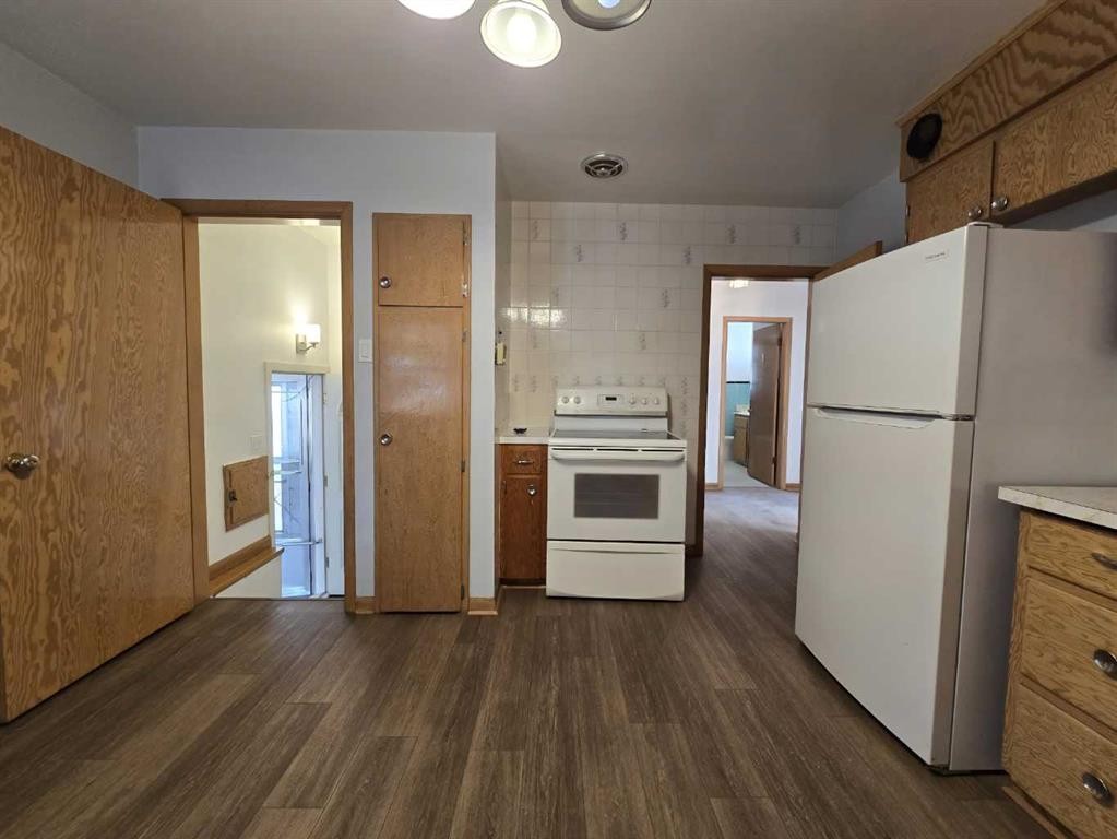 91 Holly Street Nw, Calgary, AB - Indoor Photo Showing Kitchen
