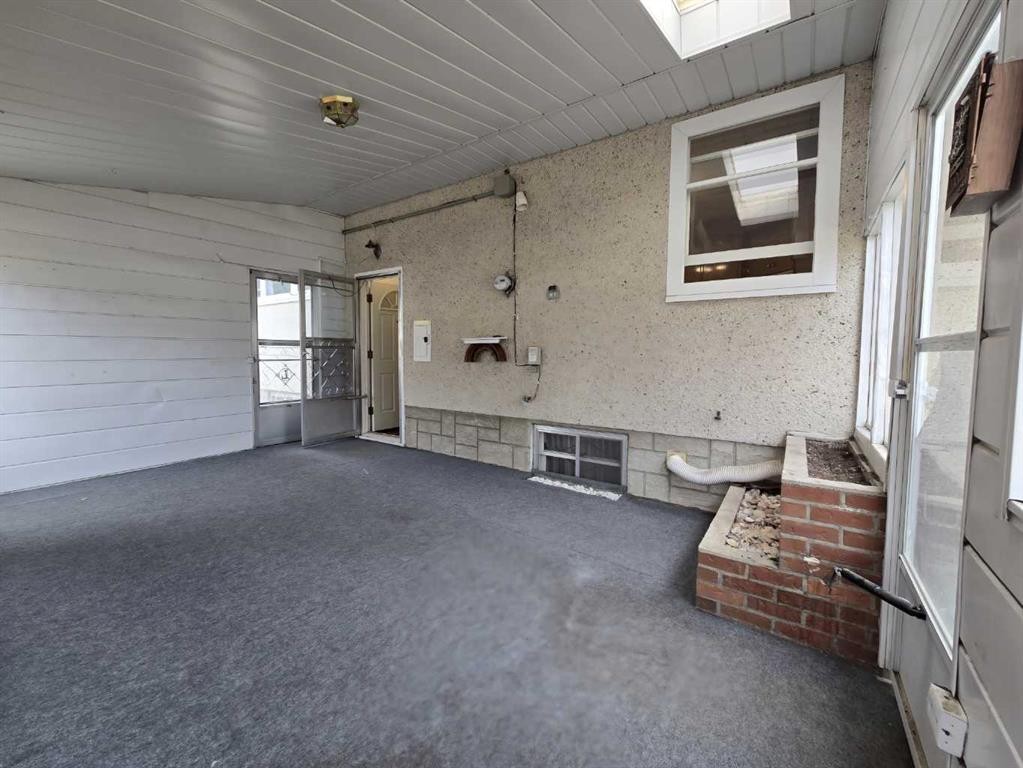 91 Holly Street Nw, Calgary, AB - With Exterior