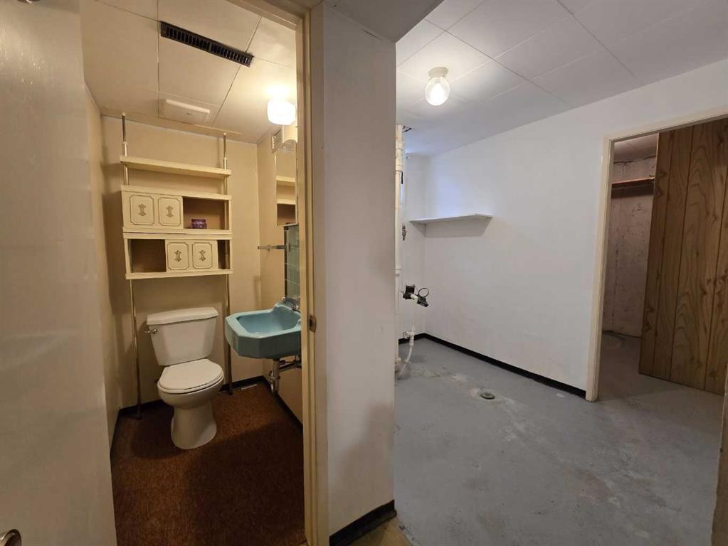 91 Holly Street Nw, Calgary, AB - Indoor Photo Showing Bathroom