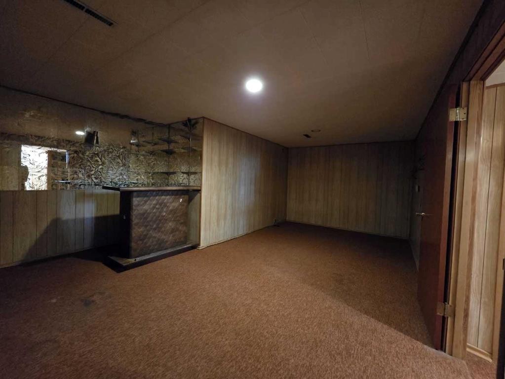 91 Holly Street Nw, Calgary, AB - Indoor Photo Showing Other Room