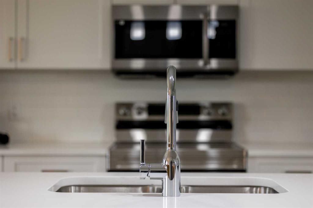 71 Heritage Manor, Cochrane, AB - Indoor Photo Showing Kitchen