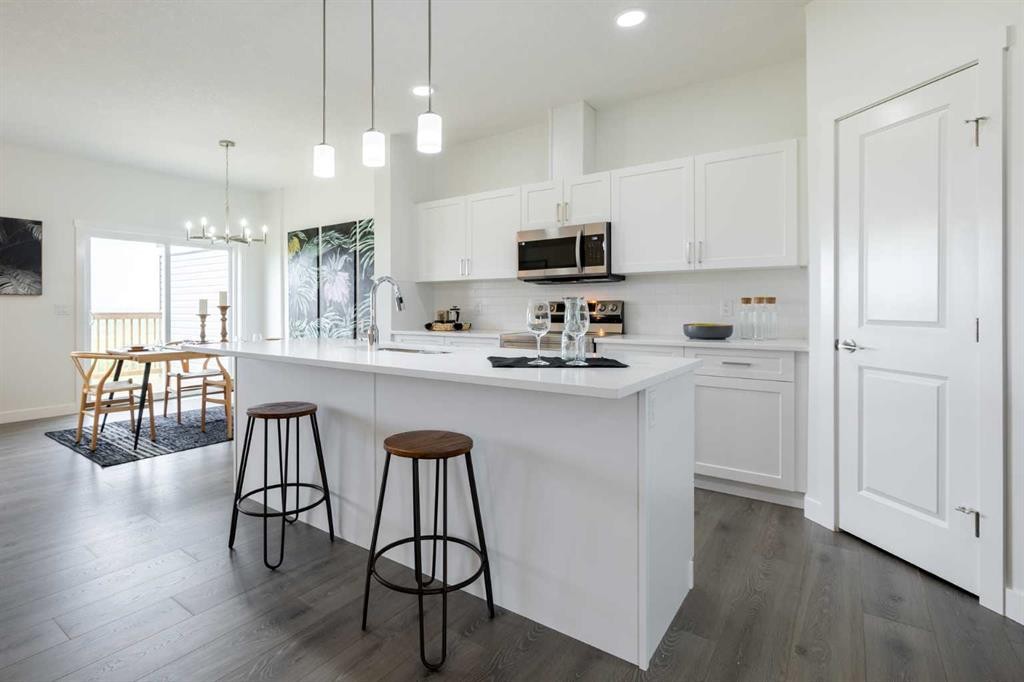 71 Heritage Manor, Cochrane, AB - Indoor Photo Showing Kitchen With Upgraded Kitchen