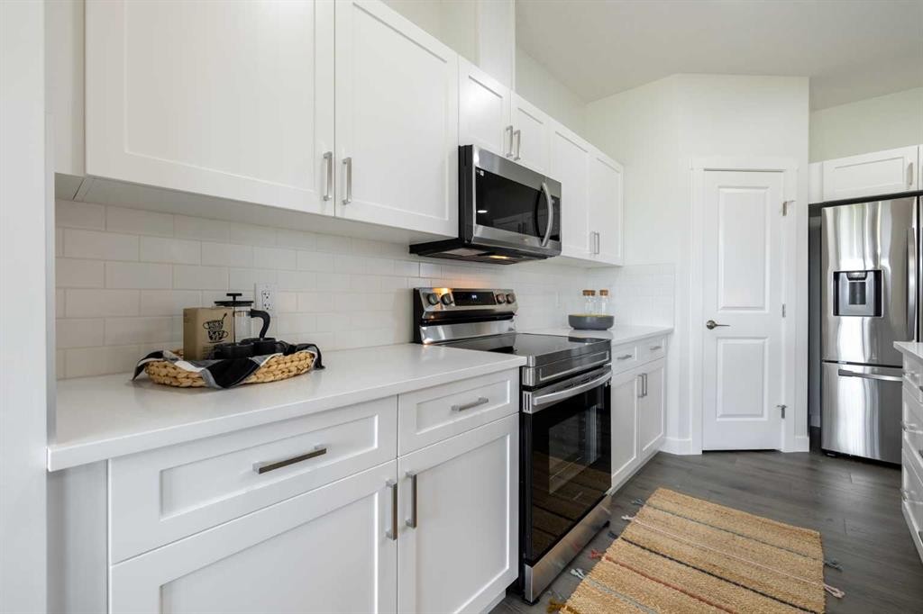 71 Heritage Manor, Cochrane, AB - Indoor Photo Showing Kitchen