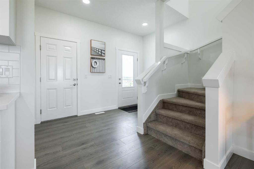 71 Heritage Manor, Cochrane, AB - Indoor Photo Showing Other Room