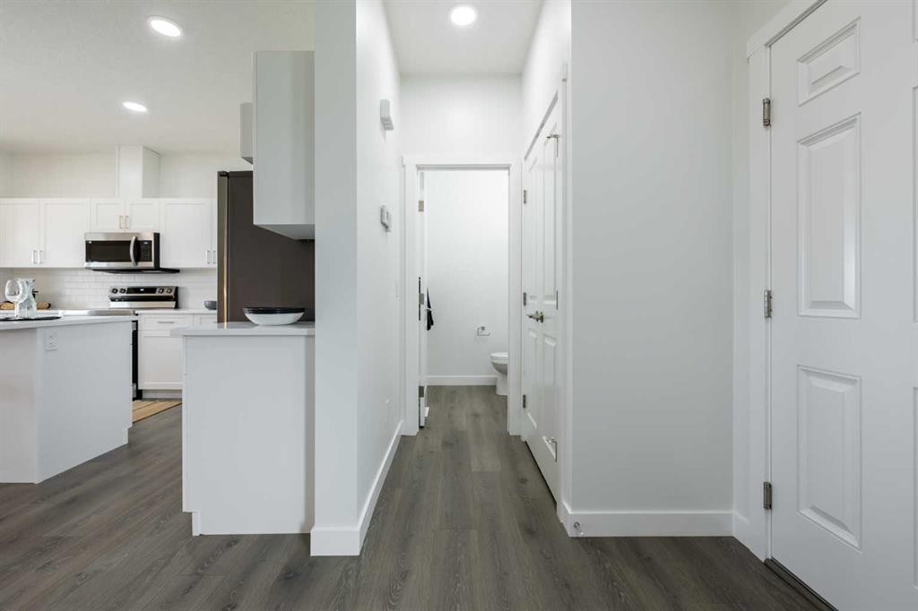 71 Heritage Manor, Cochrane, AB - Indoor Photo Showing Kitchen