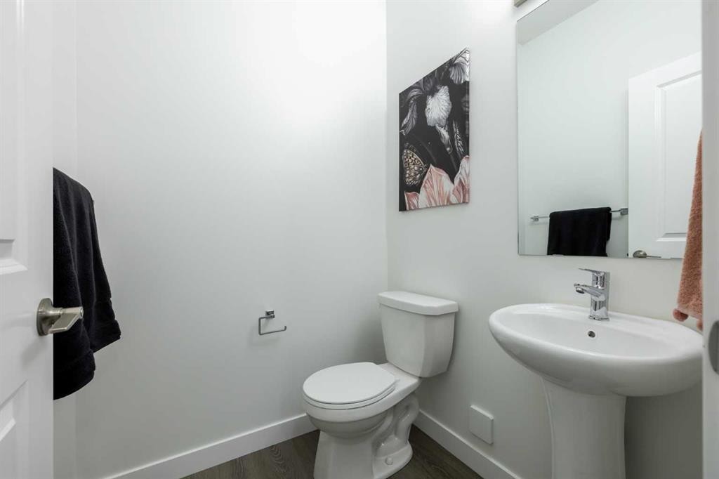 71 Heritage Manor, Cochrane, AB - Indoor Photo Showing Bathroom
