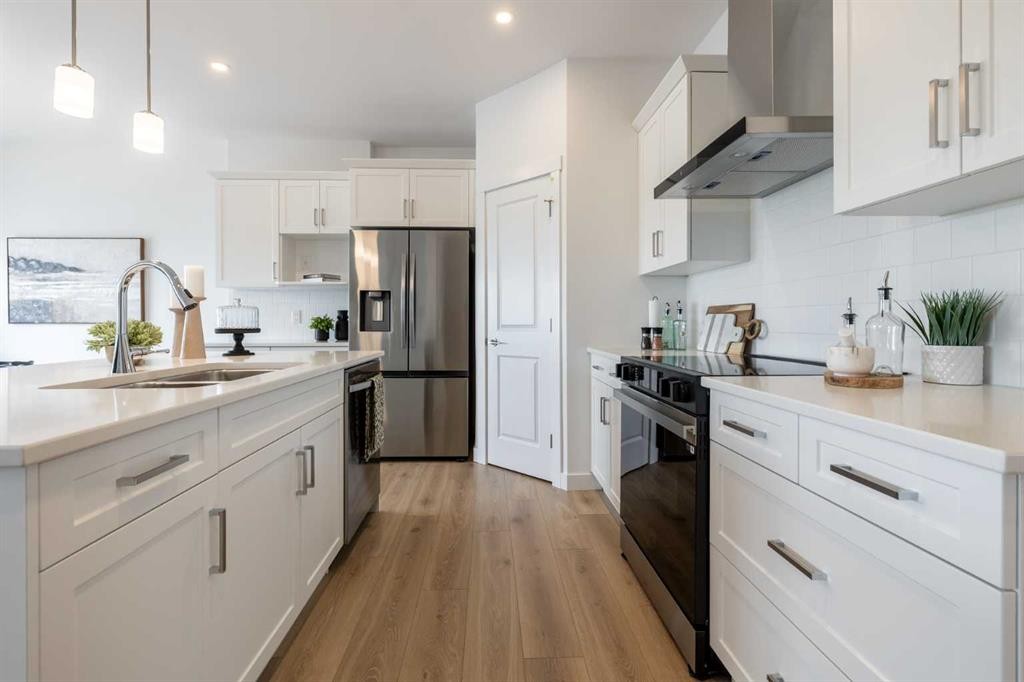506 Ranch Green, Strathmore, AB - Indoor Photo Showing Kitchen With Double Sink With Upgraded Kitchen