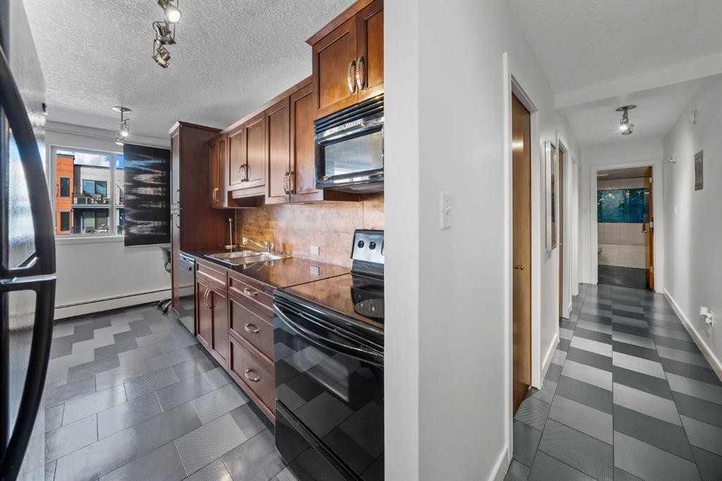 406-1420 Memorial Drive Nw, Calgary, AB - Indoor Photo Showing Kitchen
