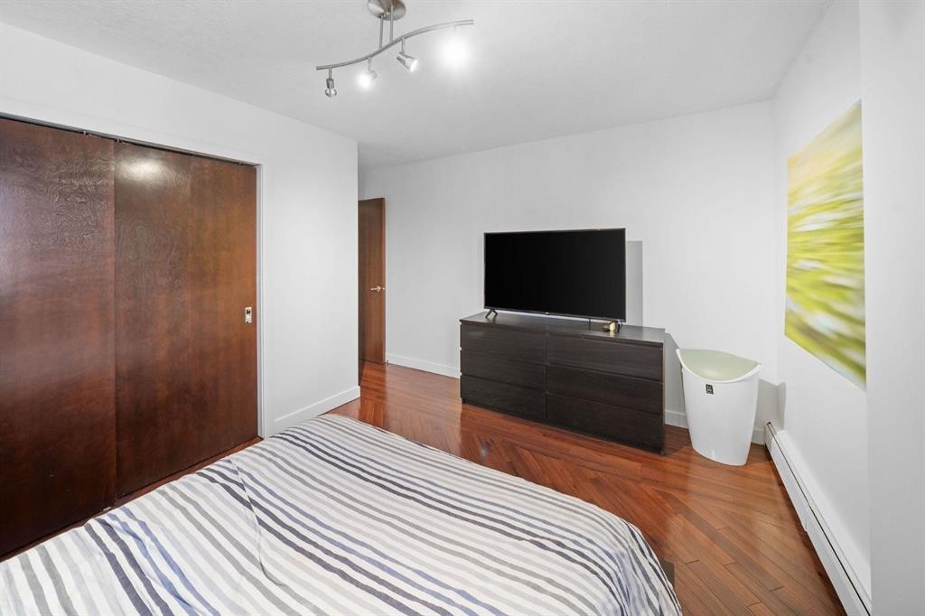 406-1420 Memorial Drive Nw, Calgary, AB - Indoor Photo Showing Bedroom