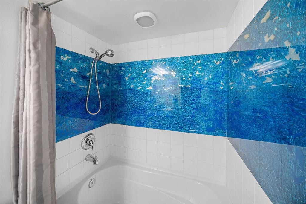 406-1420 Memorial Drive Nw, Calgary, AB - Indoor Photo Showing Bathroom