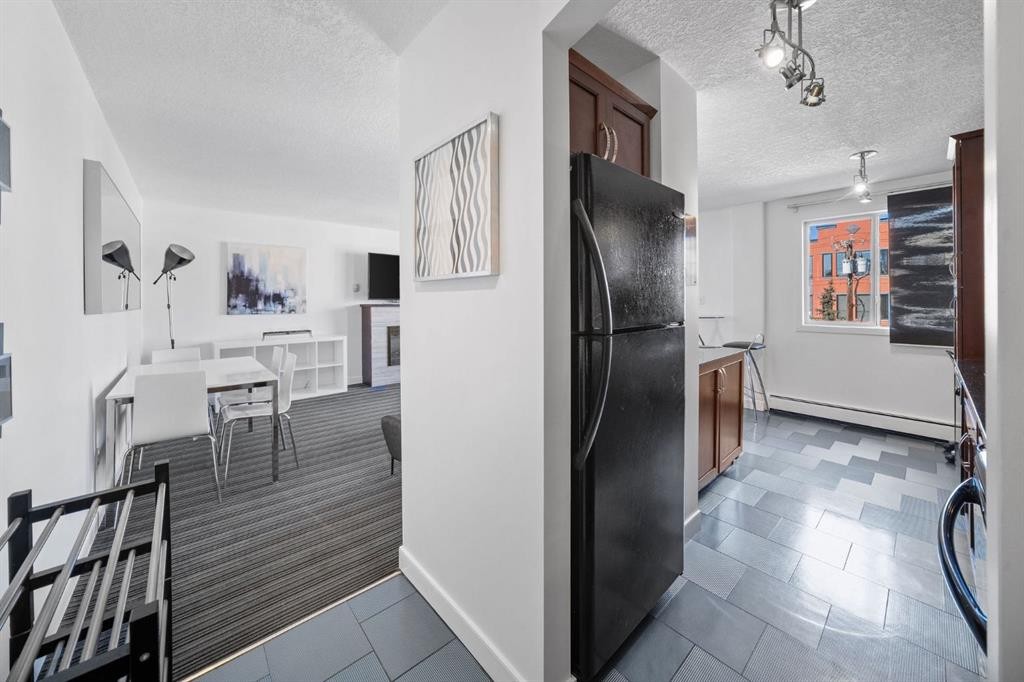 406-1420 Memorial Drive Nw, Calgary, AB - Indoor Photo Showing Other Room