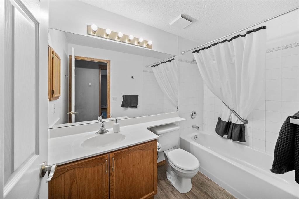 207-200 Lincoln Way Sw, Calgary, AB - Indoor Photo Showing Bathroom